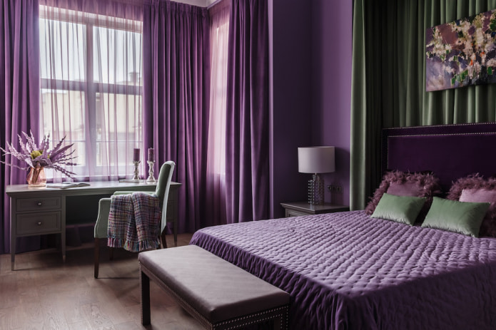fialové záclony v spálni