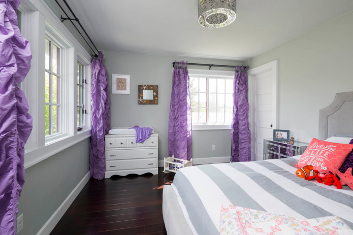 chambre d'enfant avec des rideaux violets