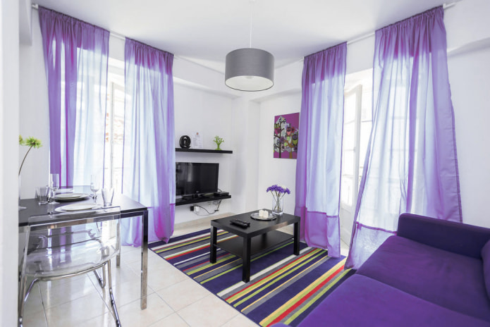 fialový tyl v moderním obývacím pokoji