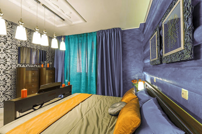 Paarse en turquoise gordijnen in de slaapkamer