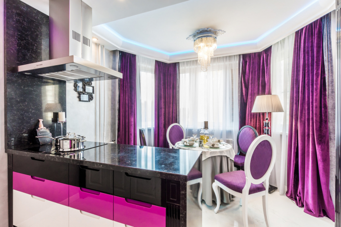 Įlankos langas virtuvėje violetiniais tonais
