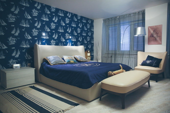 ložnice s tapetou v námořním stylu