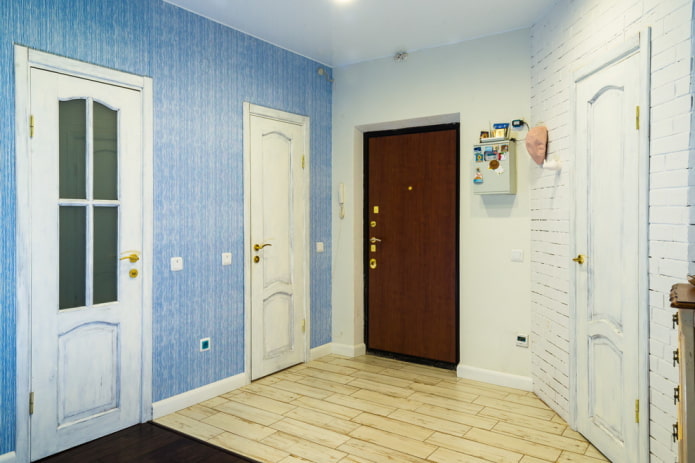 koridorda açık mavi duvar kağıdı