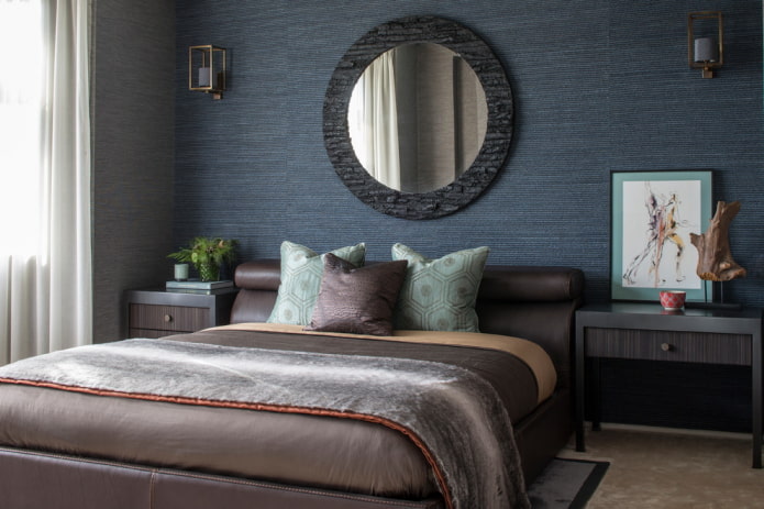 guļamistaba ar zilām vienkāršām tapetēm