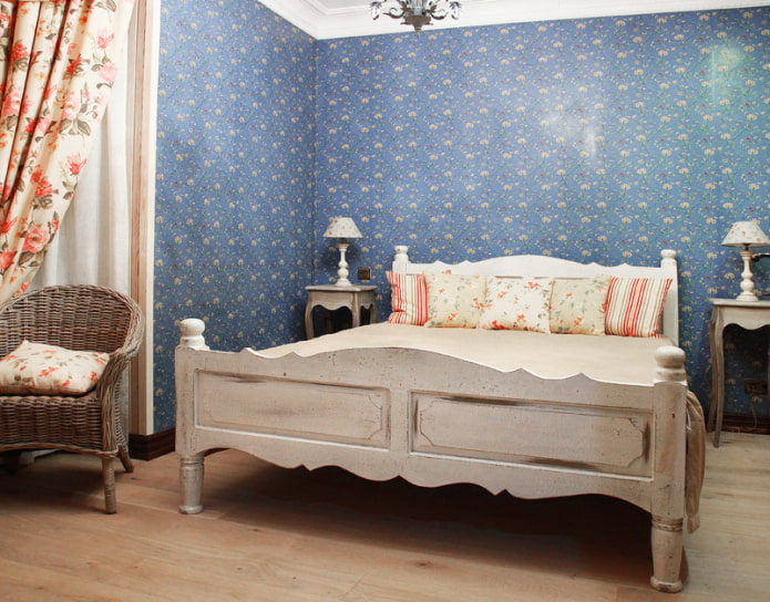 Provence-tyyliset huonekalut, sininen tapetti