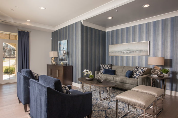 Šedo-modrá tapeta v obývacím pokoji