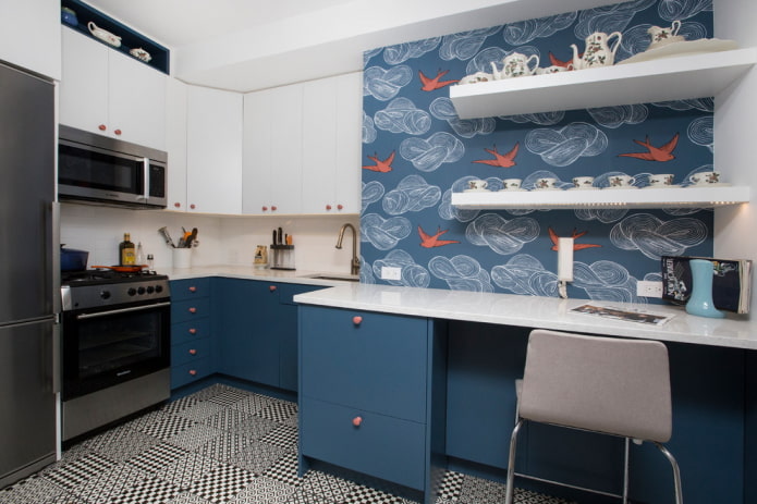 modré tapety v kuchyni