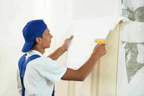 تنظيف الجدران من ورق الحائط