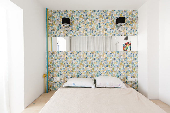 guļamistaba ar akcentētu sienu, kas atdarina mozaīku