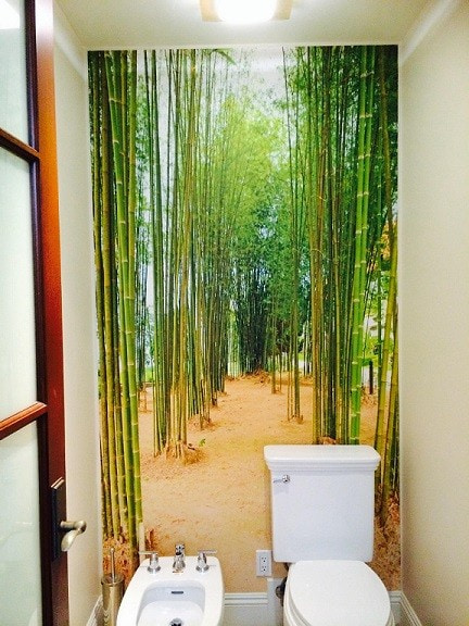 behang bamboe terugwijkend in de verte in de badkamer
