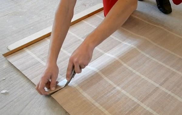 couper du papier peint en bambou