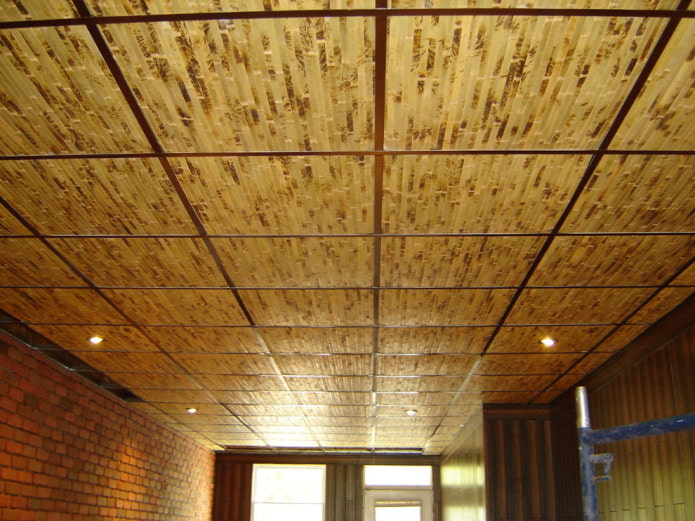 bambusowy sufit