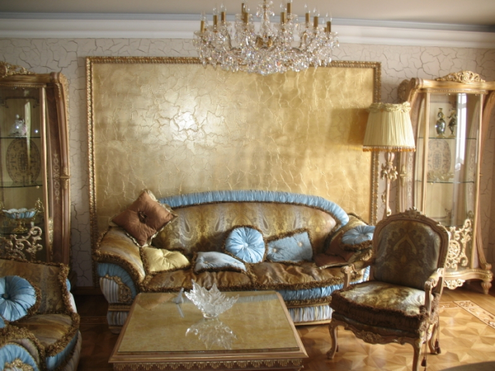 zlaté tapety v obývacej izbe