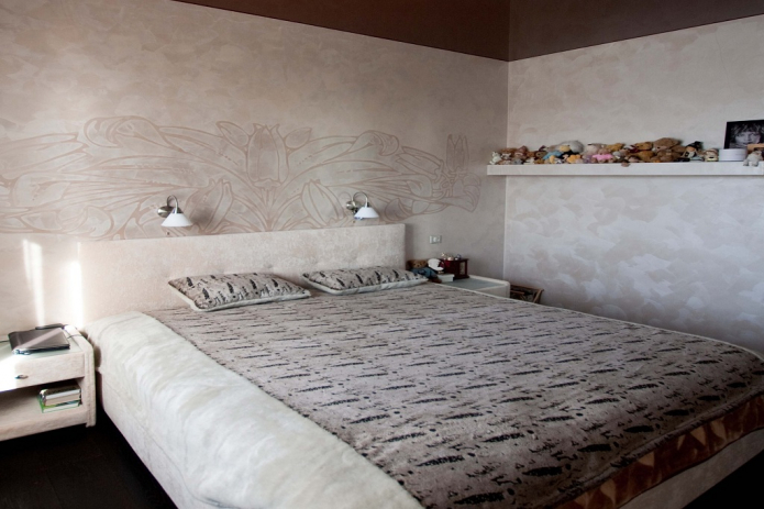 Kertas dinding di bawah plaster Venesia di bilik tidur