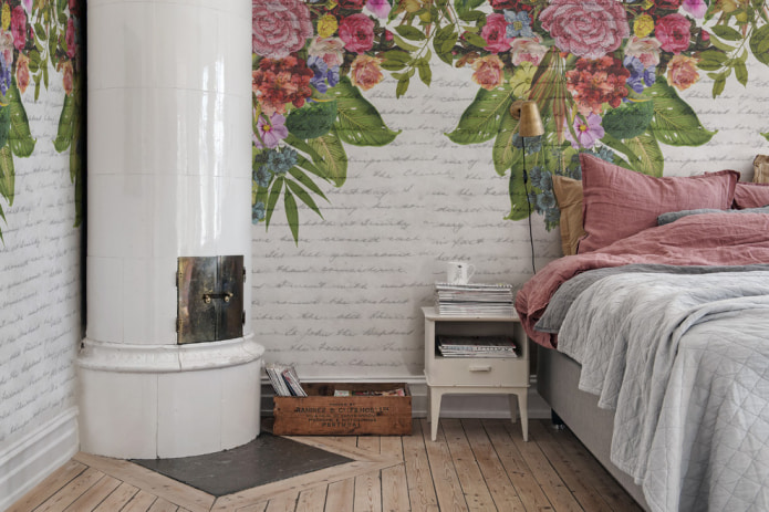 bilik tidur dalam gaya Provence dengan hiasan dinding dengan wallpaper foto