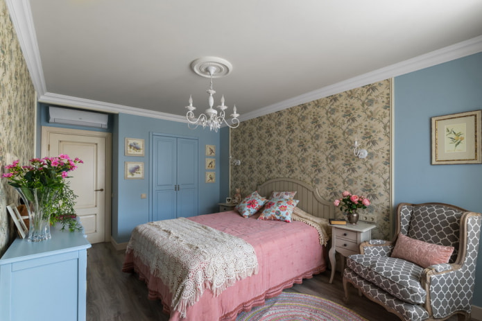 غرفة نوم على طراز بروفانس بتشطيبات بألوان مختلفة