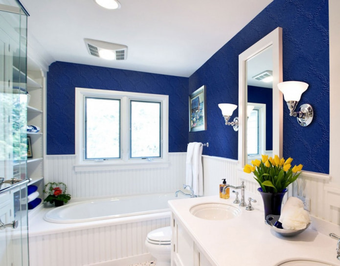 phòng tắm với giấy dán tường vải thủy tinh màu xanh lam