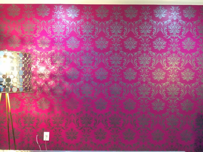 Silketryk på lyserød baggrund
