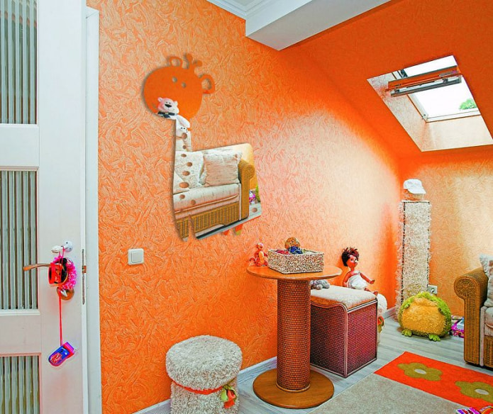 oranžová tapeta v dětském pokoji