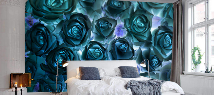 decorare la parete d'accento della camera da letto con un motivo di rose sulla carta da parati