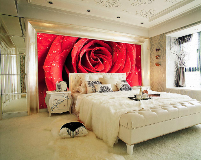 tilpuma rozes zīmējums pie gultas