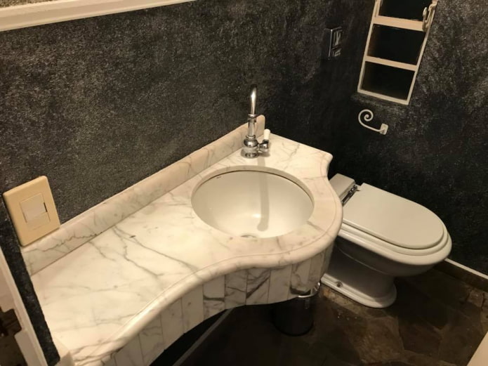 nhà vệ sinh với giấy dán tường chất lỏng