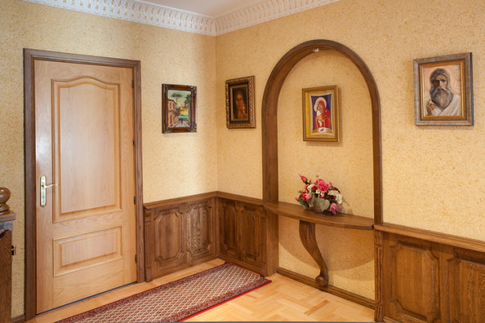 тапет и дървена декорация на стени в коридора