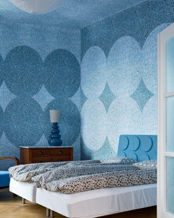 blauw behang in de slaapkamer