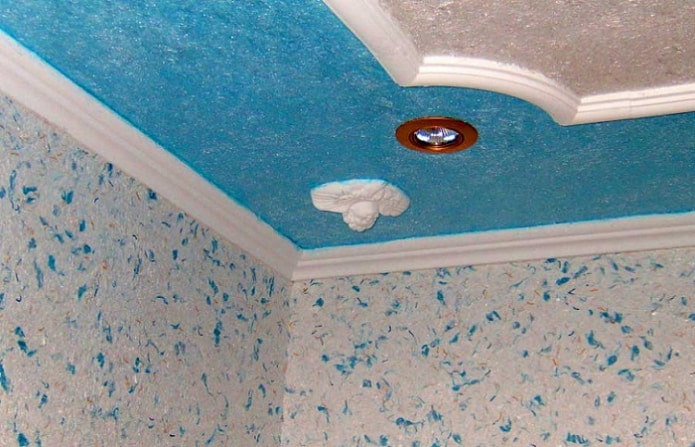 mėlyni skysti tapetai ant lubų