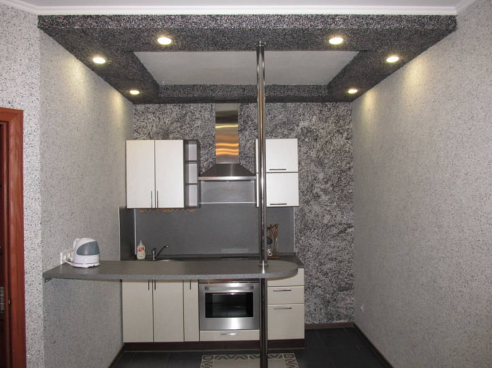 grijs plafond met vloeibaar behang in de keuken