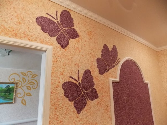 tegning af sommerfugle på væggen