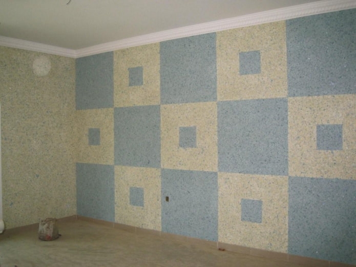 mėlyni kvadratai ant sienos