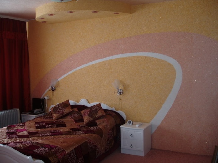חצי עיגולים על הקיר בחדר השינה