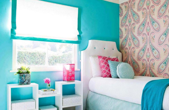 Bergambar adalah bilik tidur untuk seorang gadis dengan warna merah jambu biru kehijauan