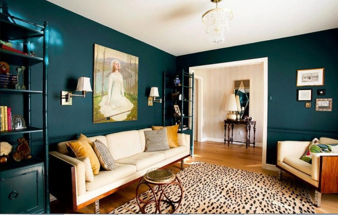 Effen donker turquoise kleur accentueert effectief elk meubelstuk