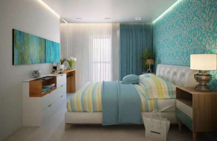 een lichtgekleurde vloerbedekking die het turquoise ornament op de muur mooi benadrukt