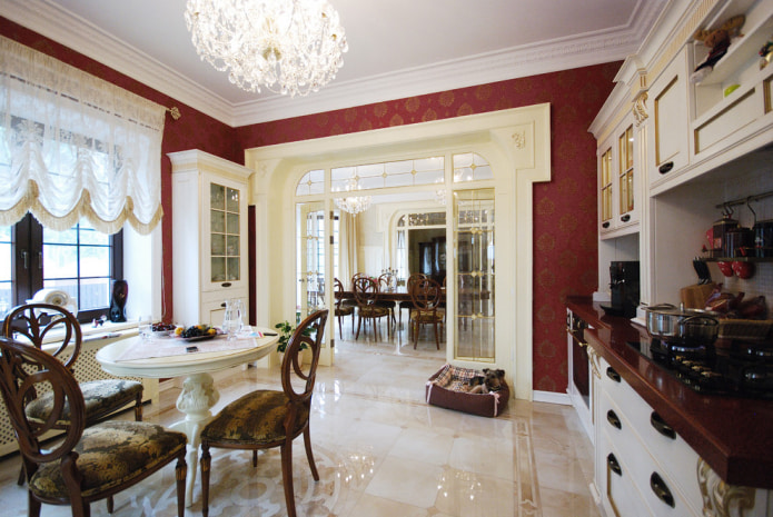 pereții din bucătărie sunt decorați cu tapet bordeaux și auriu