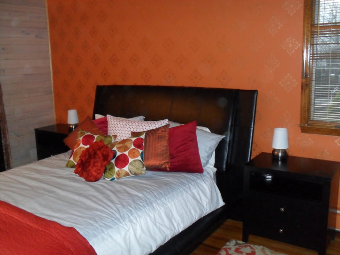 oranžiniai tapetai miegamajame