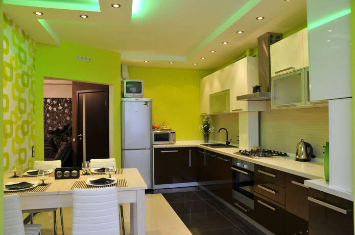 mutfağın iç kısmında açık yeşil renkli duvar kağıdı