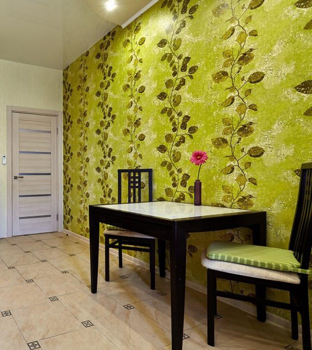 kertas dinding warna hijau muda di bahagian dalam dapur