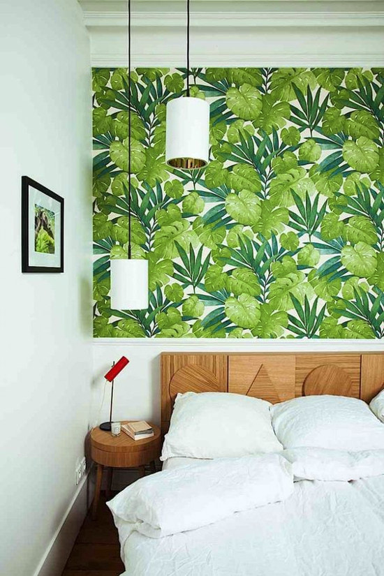 الجدران الخضراء الفاتحة في غرفة النوم