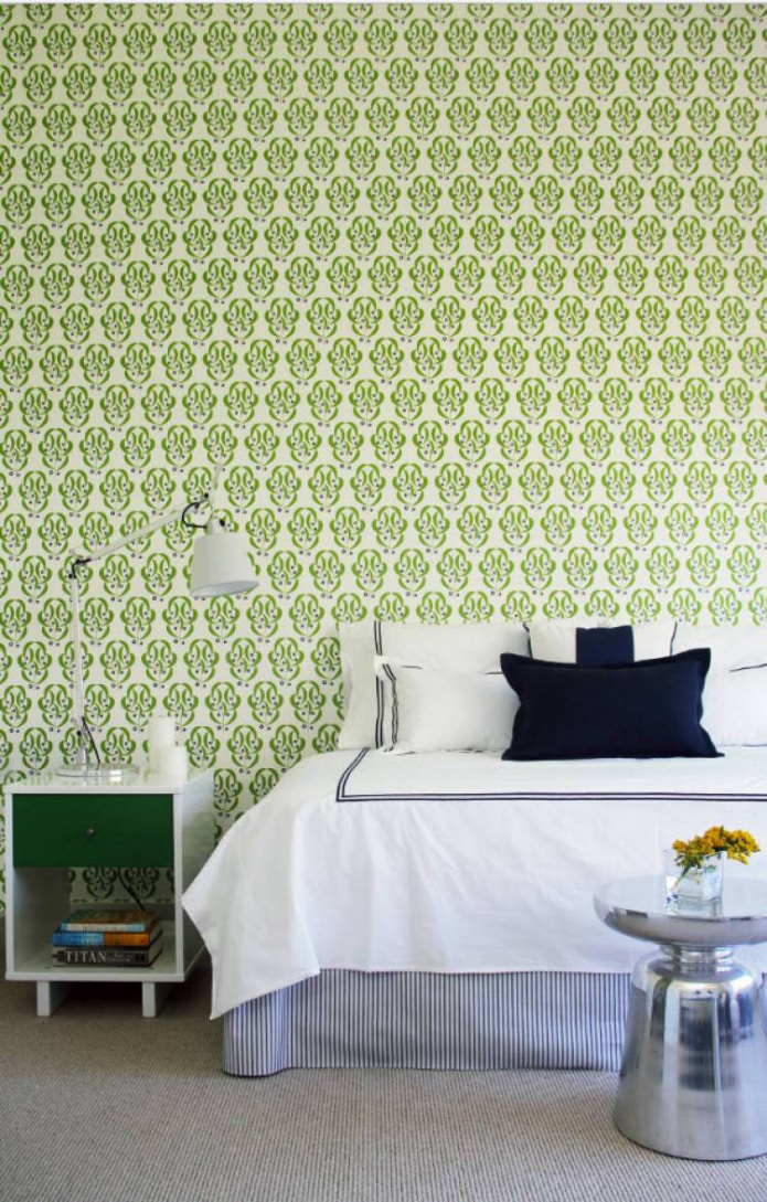 yatak odasının iç kısmında açık yeşil renkli duvar kağıdı