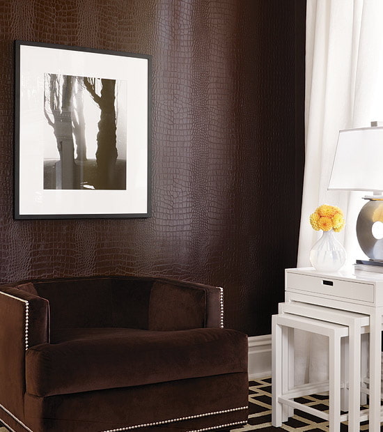 paper pintat amb imitació de cuir a l'interior de la sala d'estar