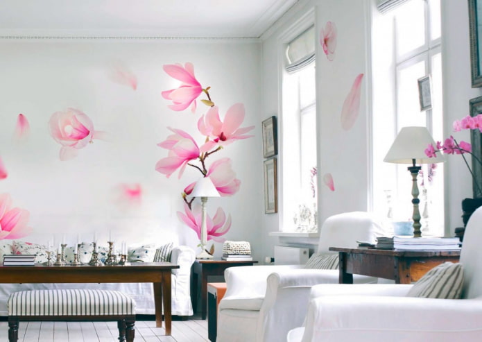 kertas dinding dengan magnolia di ruang tamu