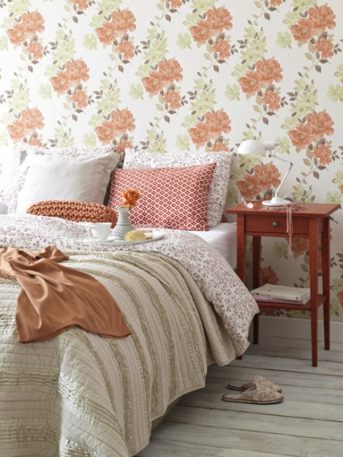ورق حائط مع طباعة الأزهار في غرفة النوم