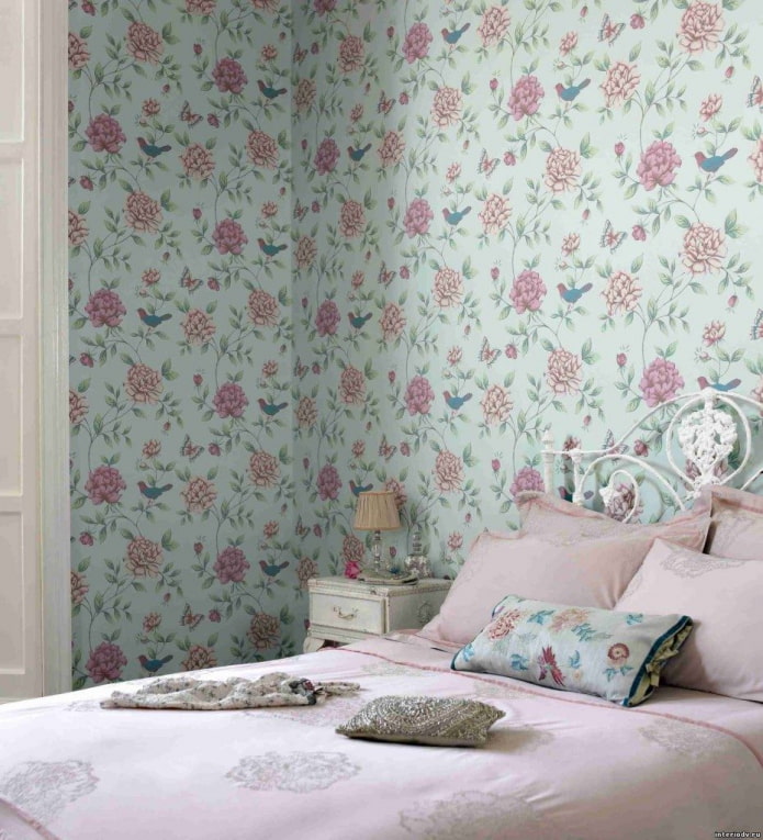 kertas dinding dengan cetakan bunga di bahagian dalam bilik tidur