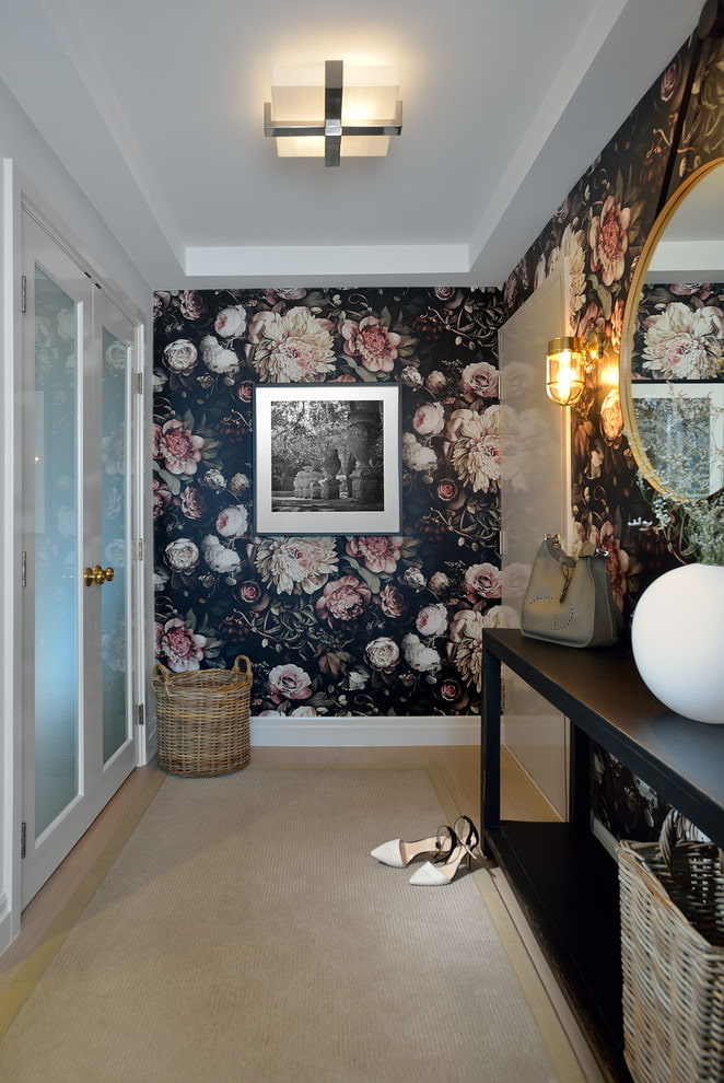tapety s květinovým vzorem na chodbě