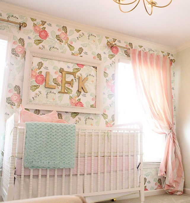 papier peint à motif floral dans la chambre d'une fille