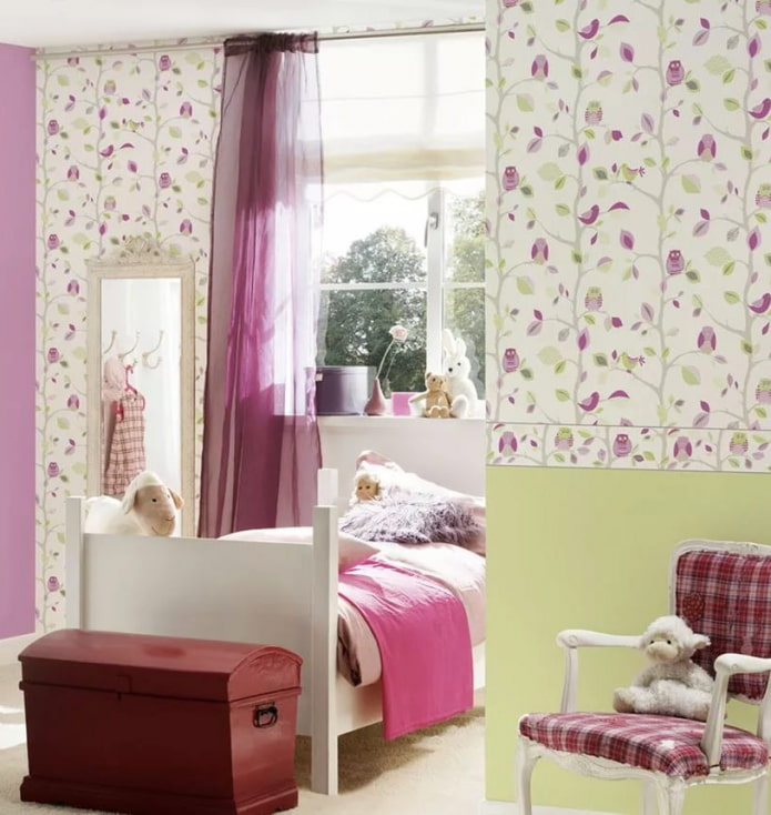 kertas dinding dengan corak bunga di bilik tidur untuk seorang gadis