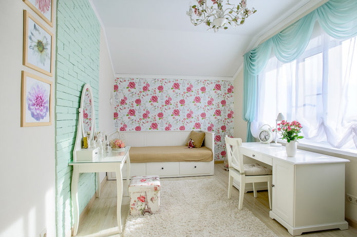 ταπετσαρία με λουλουδάτο μοτίβο στην κρεβατοκάμαρα για ένα κορίτσι